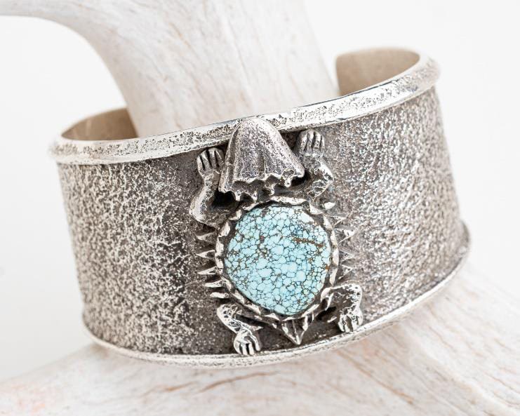 1 A silver bracelet with a turtle on it