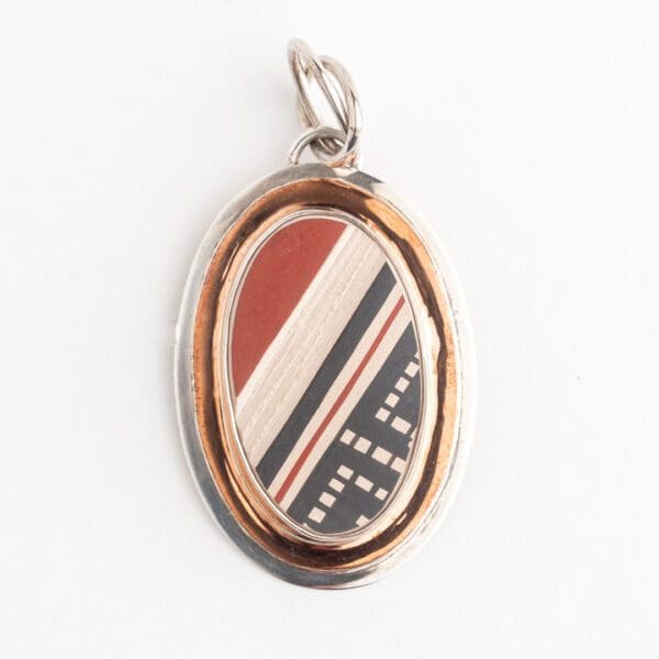 A picture of the oval pendant.